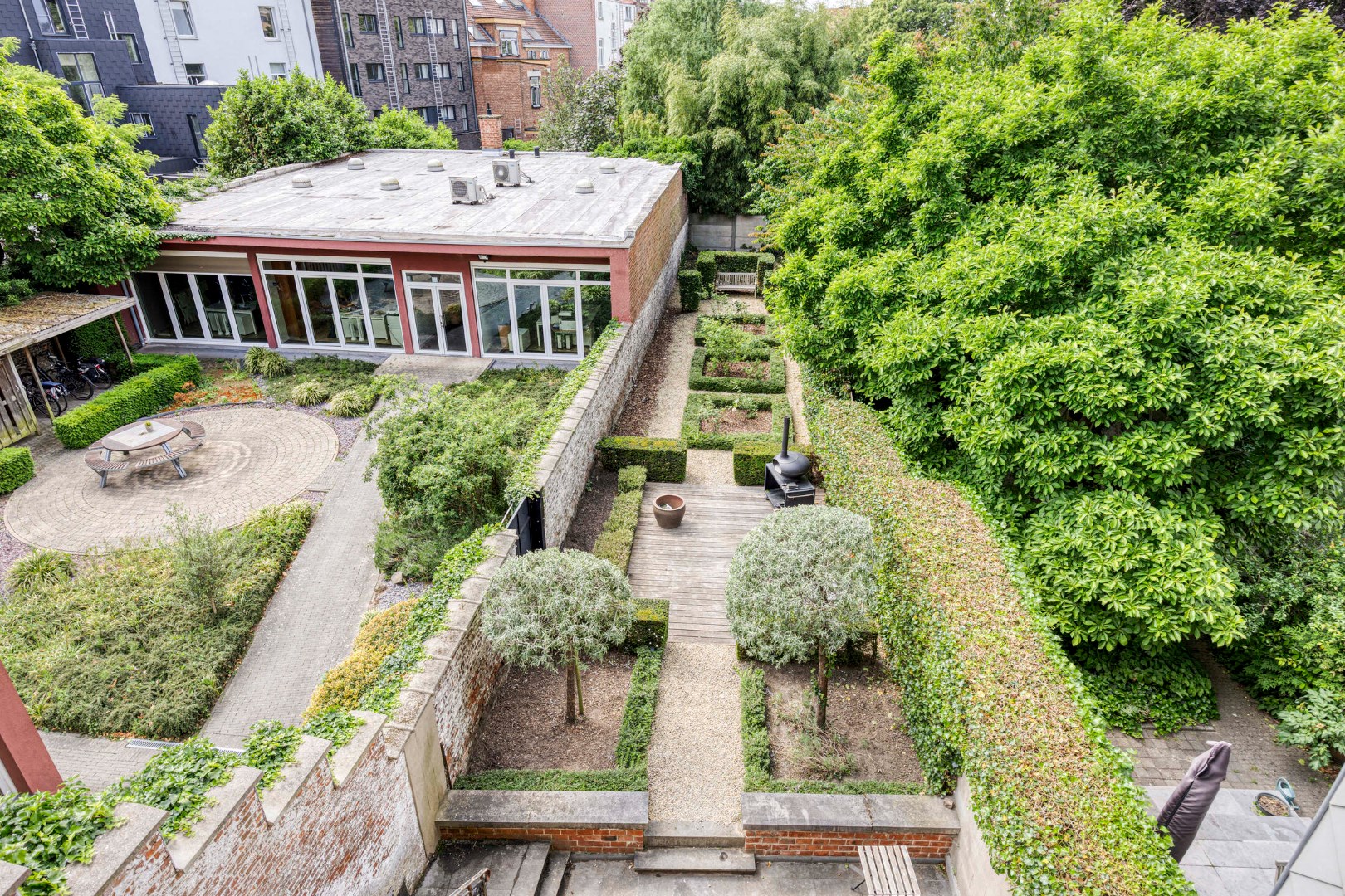 Prachtig herenhuis op de Tiensevest met mogelijkheid tot praktijkruimte - bewoonbare opp. 555 m&#178; 