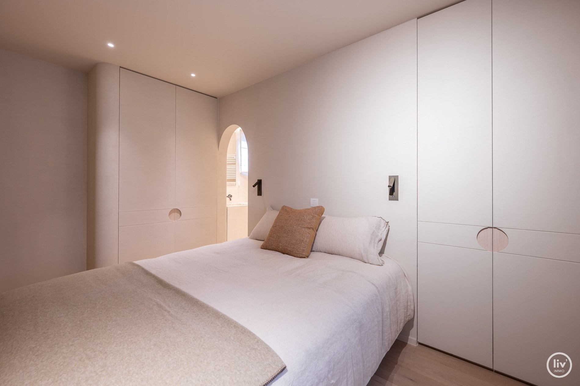 Prachtig gerenoveerd 3 slaapkamerappartement gelegen in de Jozef Nellenslaan vlakbij de zeedijk te Knokke. 