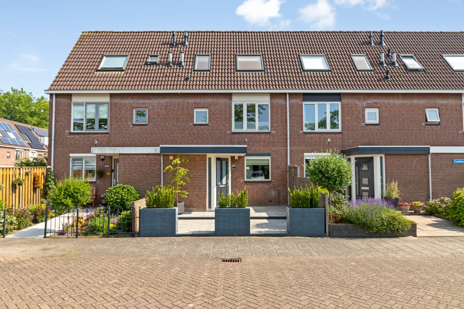 Energiezuinige eengezinswoning energielabel A, met 4 slaapkamers, uitgebouwde woonkamer, 12 zonnepanelen, vloerverwarming en gelegen op eigen grond. 