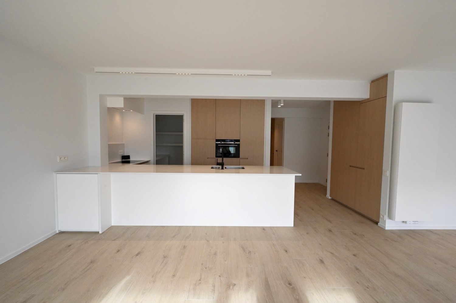 ONGEMEUBELD - NIEUW - Luxueus gerenoveerd appartement met 3 slaapkamers en met een OPEN ZICHT op het Burgemeester Frans Desmidtplein. 