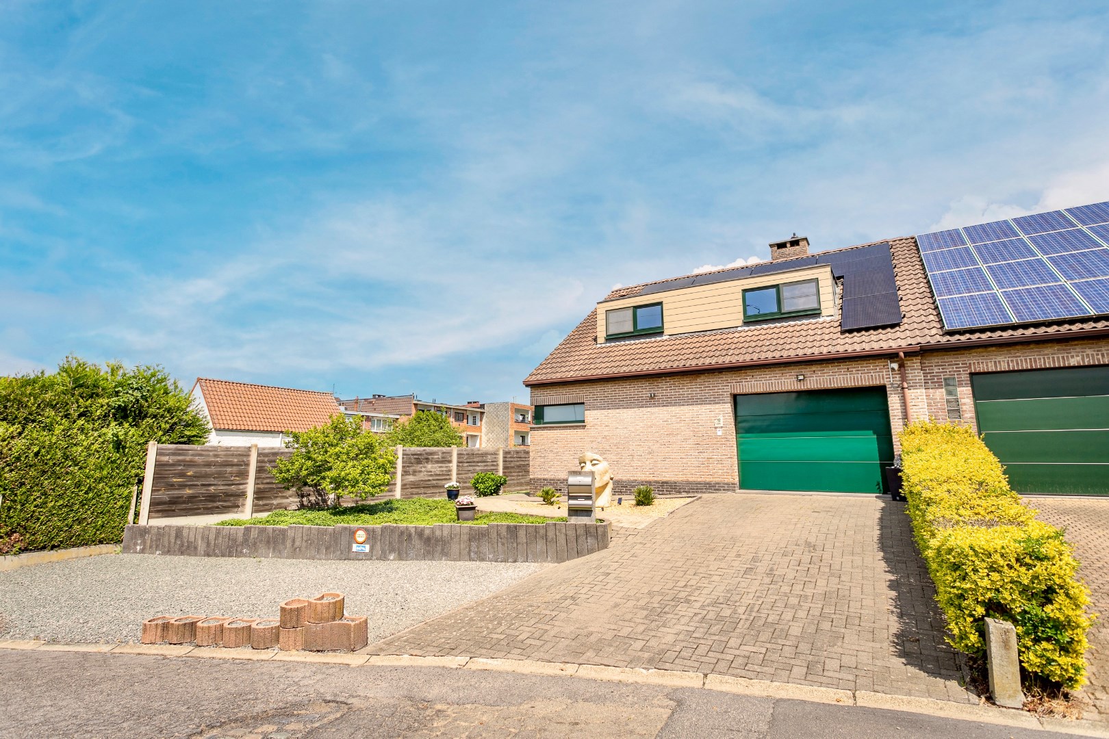 Rustig gelegen, energiezuinige woning op +/- 7a te Buizingen. 