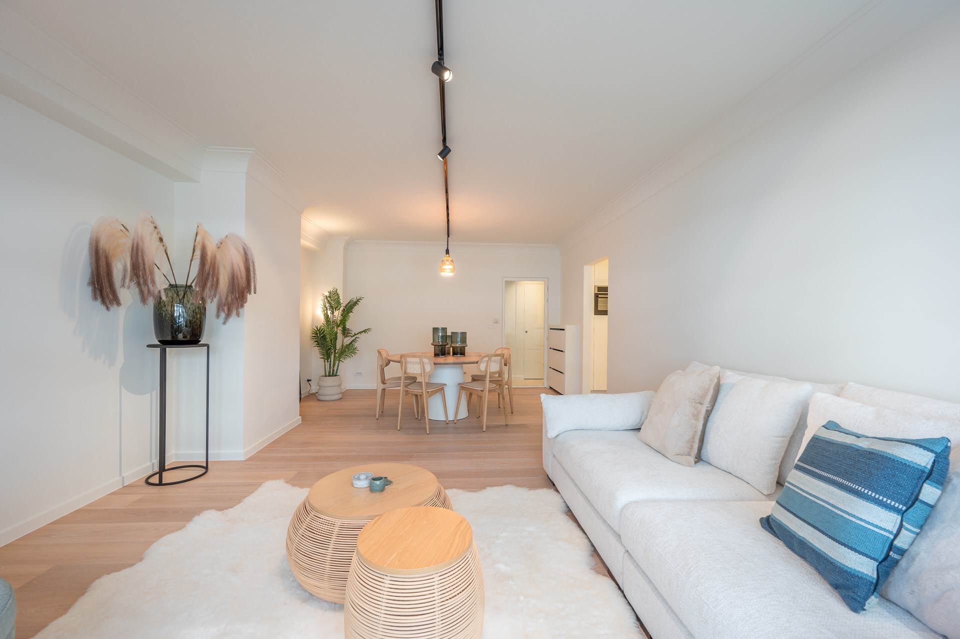 Bel appartement r&#233;nov&#233; avec 2 chambres dans un emplacement de premier choix sur la Kustlaan, pr&#232;s de la place Van &#224; Knokke. 