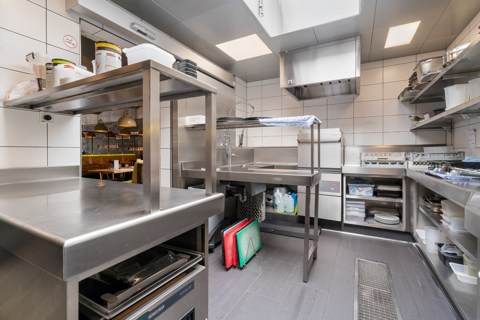 Handelspand te huur – Instapklaar restaurant (volledig uitgerust) in centrum Knokke. 