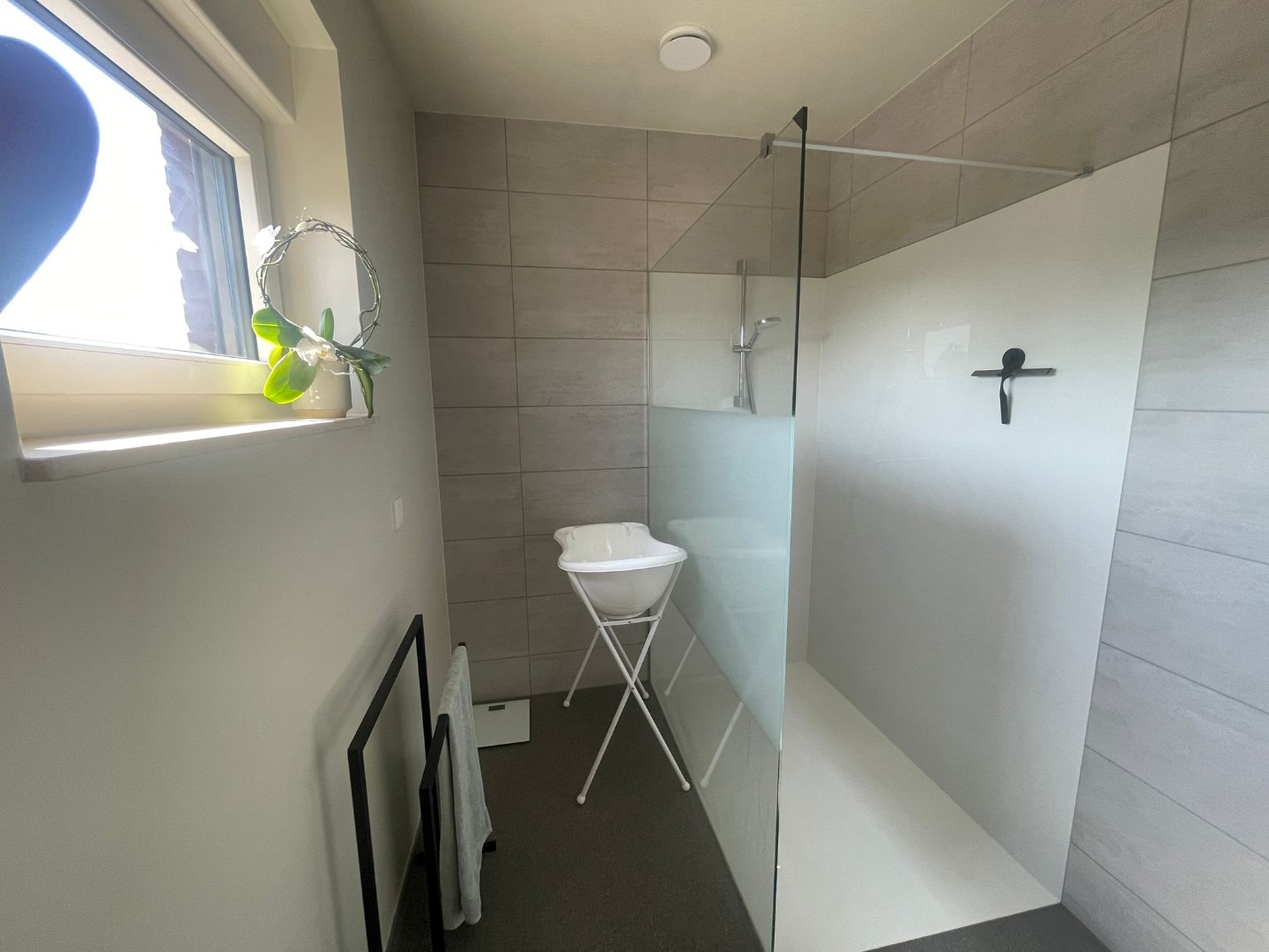 Ruim duplex appartement met 2 slaapkamers en carport te Geel! 