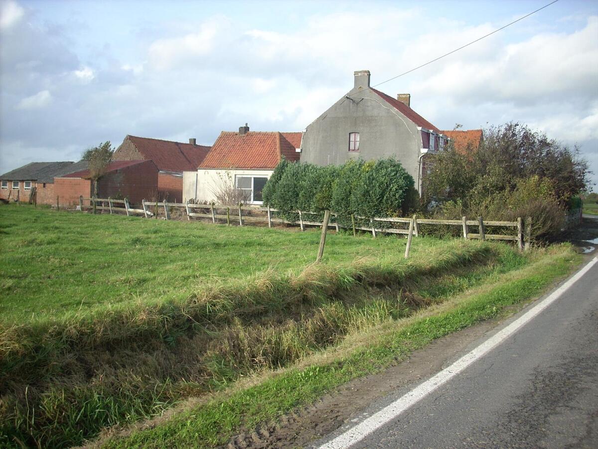 - VERKOCHT - Hoeve op een perceel van 18 000m&#178; te Zomergem 