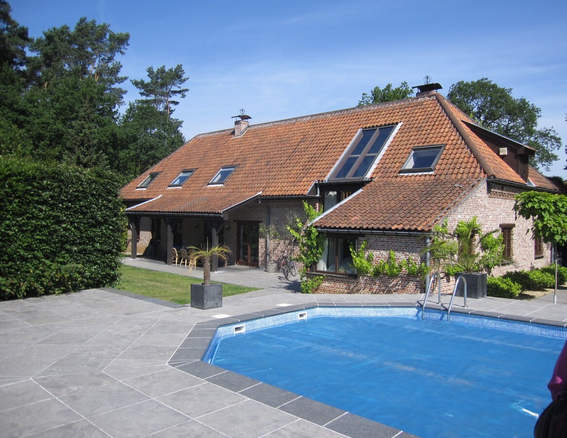 Hoeve met stallen, paddock en zwembad op 6.250m&#178; 