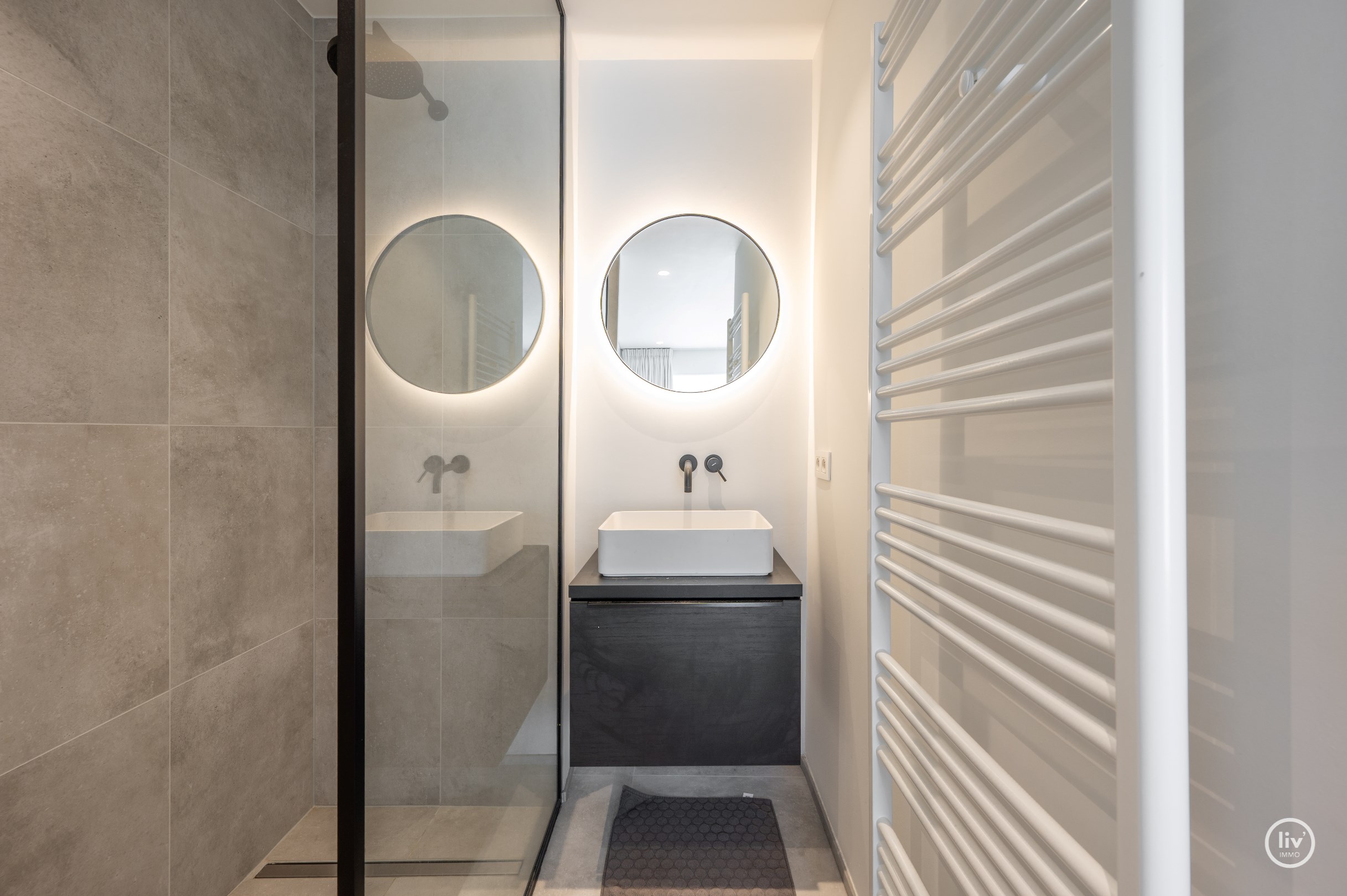 Recent vernieuwd en stijlvol afgewerkt appartement met drie slaapkamers, gelegen op een topligging met zijdelings zeezicht. 