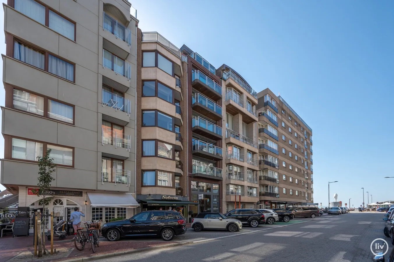 Zeer luxueus gerenoveerd 3 slaapkamerappartement met zijdelings zeezicht ideaal gelegen vlakbij het Rubensplein te Knokke.Zijdelings zeezicht ! 