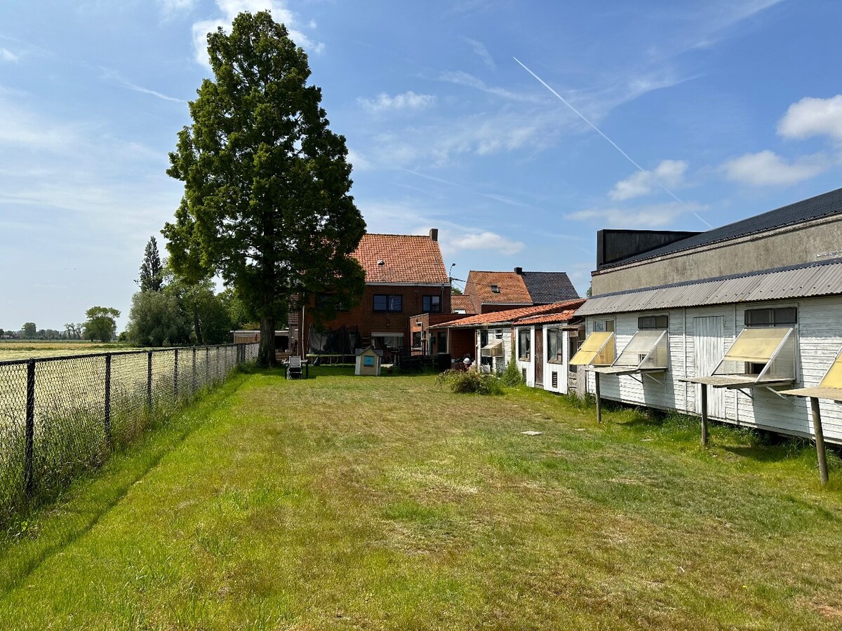 Rustig gelegen woning met 4 slaapkamers en tuin en landelijk uitzicht te Eernegem 