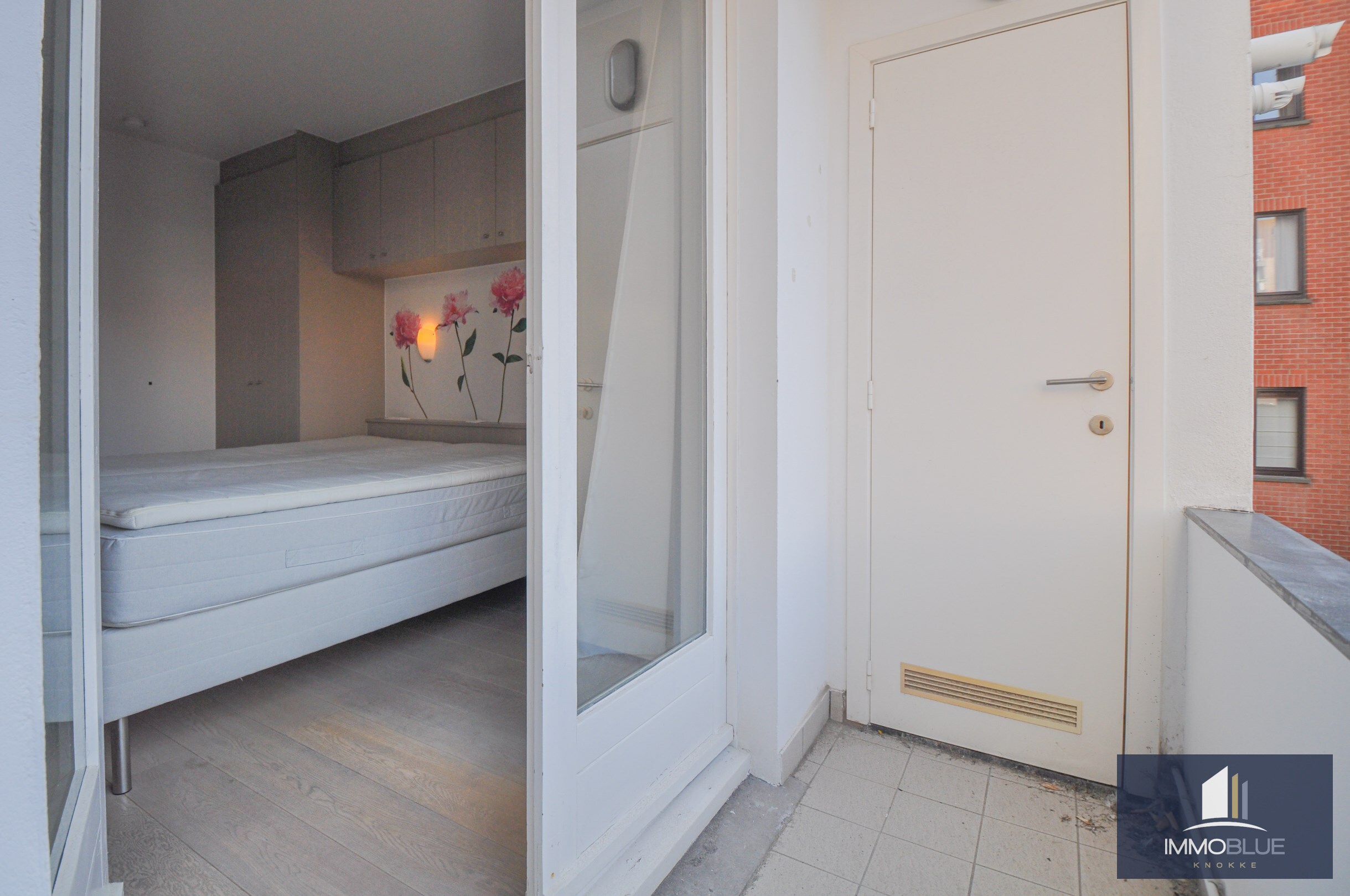 Centraal gelegen, instapklaar zonnig tweeslaapkamerappartement op enkele stappen van de zee en het commercieel centrum. 