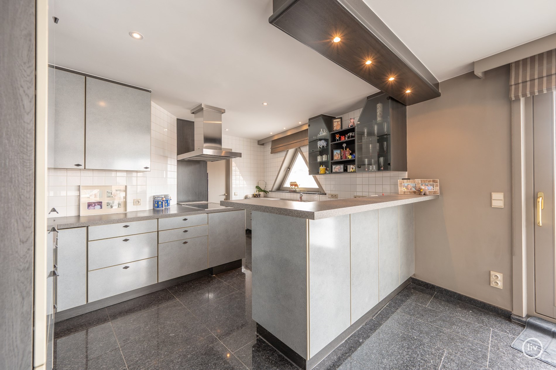 “Unieke Penthouse (1992) te koop op een toplocatie in Knokke –3 -kamerappartement met uitzonderlijke zonneterrassen van meer dan +/- 200m2 . 