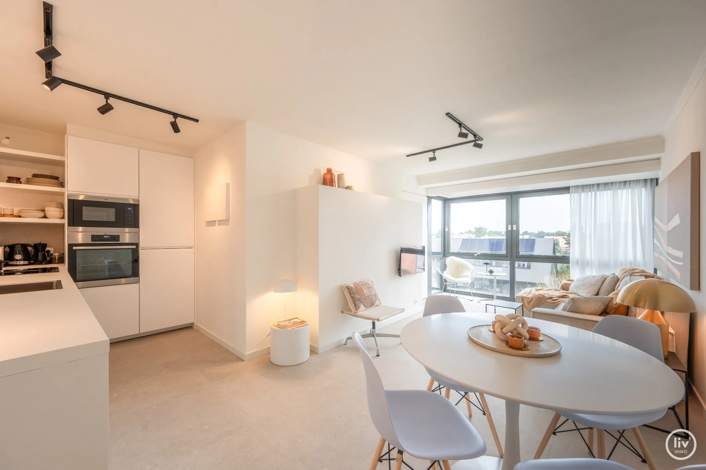 Prachtig gerenoveerd 1 slaapkamerappartement met open zicht over de Piers de Raveschootlaan te Knokke.