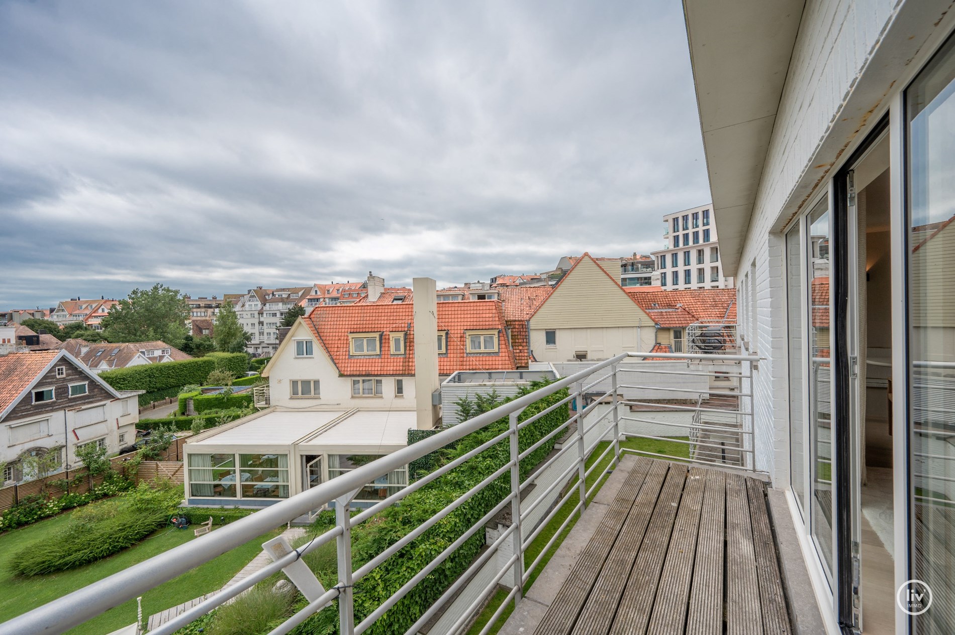 Luxueus gerenoveerd en tevens zuidgericht hoekappartement in een villa residentie te Kustlaan gelegen op 50m van de zeedijk. Open zicht ! garage mogelijk in het gebouw. 