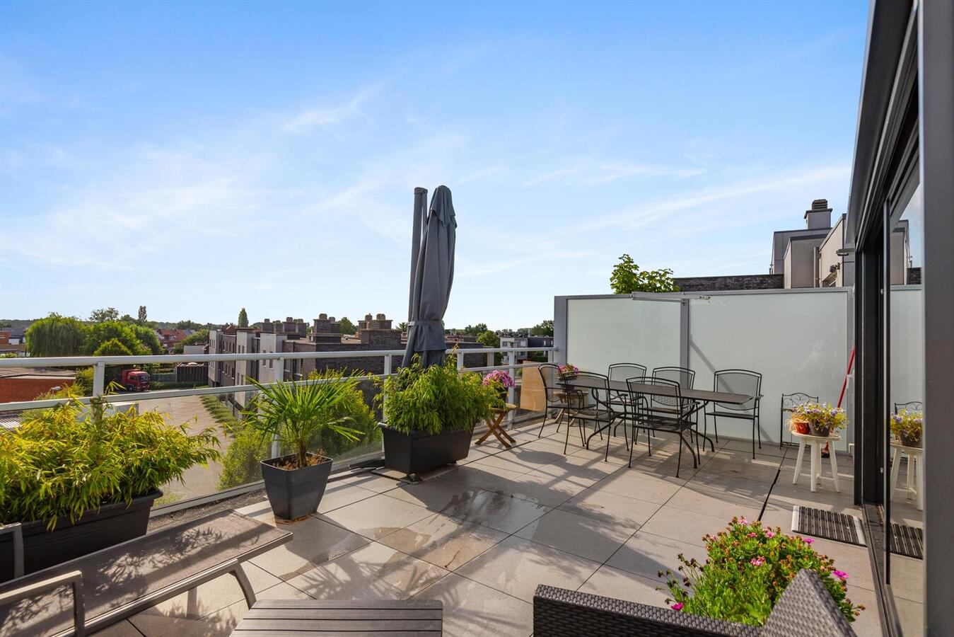 Gerenoveerd duplex appartement met ruim terras! 