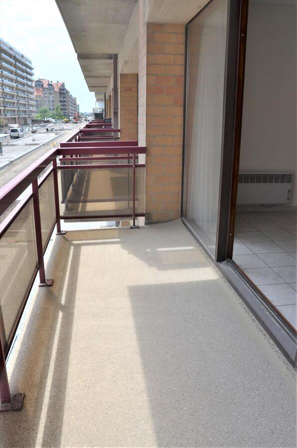 Appartement met terras aan de voor en aan de achterkant inclusief dubbele kelderberging. 