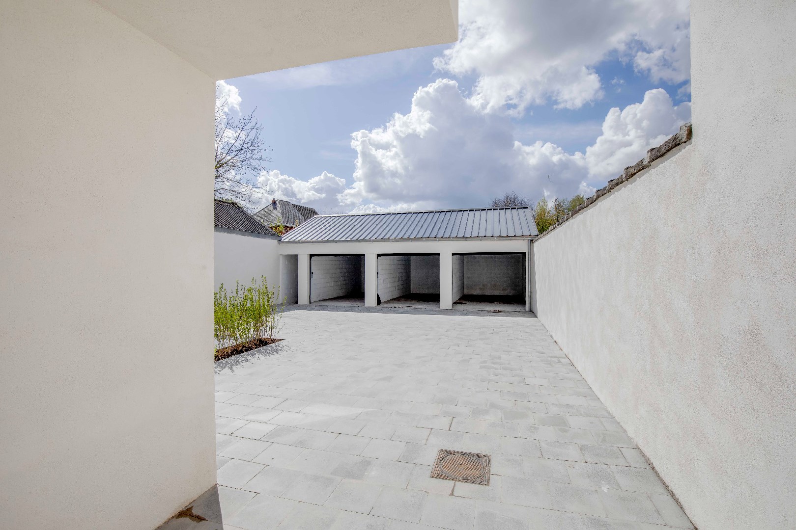 Instapklaar gelijkvloers 3 slp. appartement met terras en grote gemeenschappelijke tuin. 