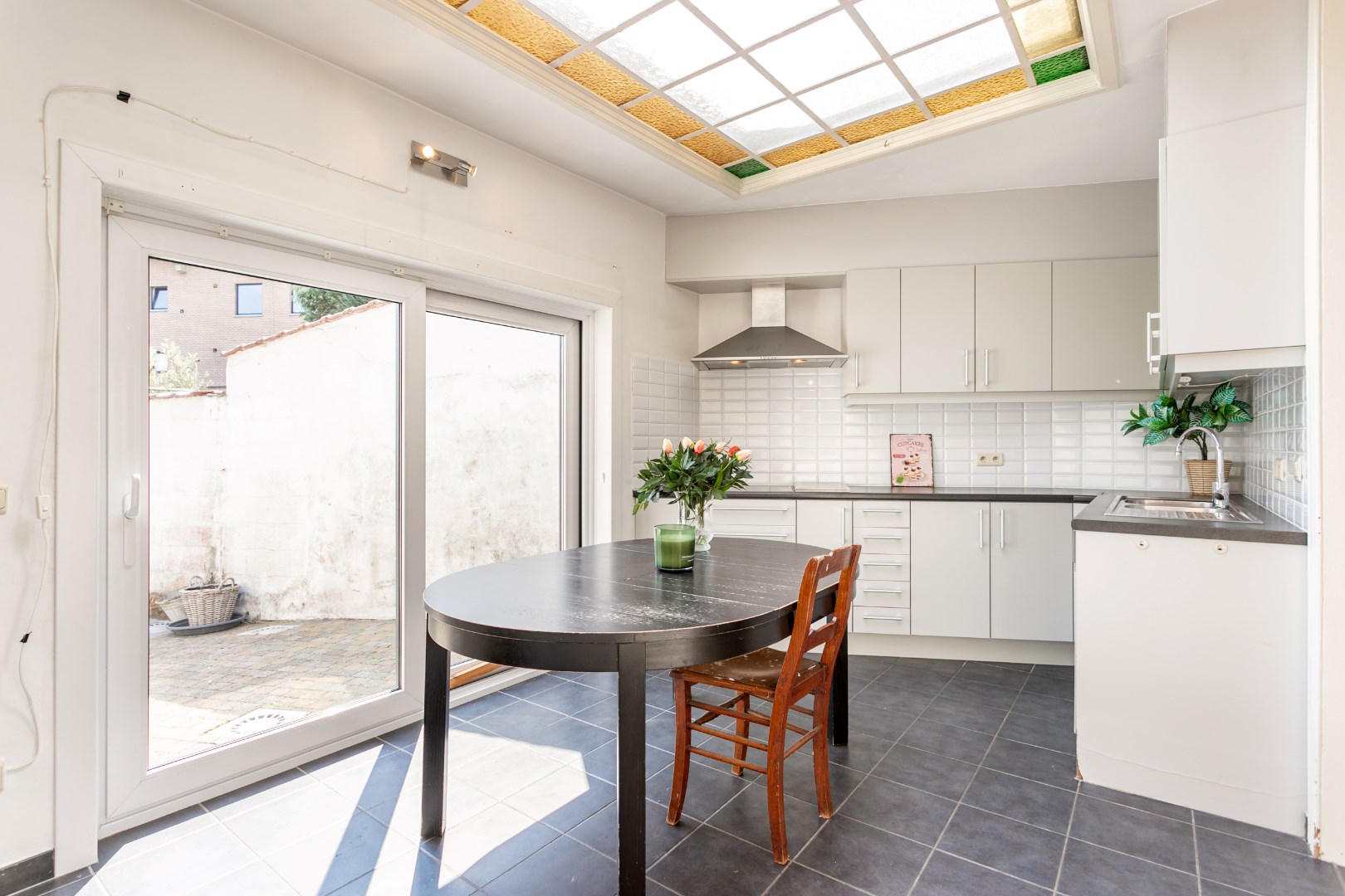 Instapklare woning met 3 slaapkamers, tuin en uitstekende ligging te Halle 