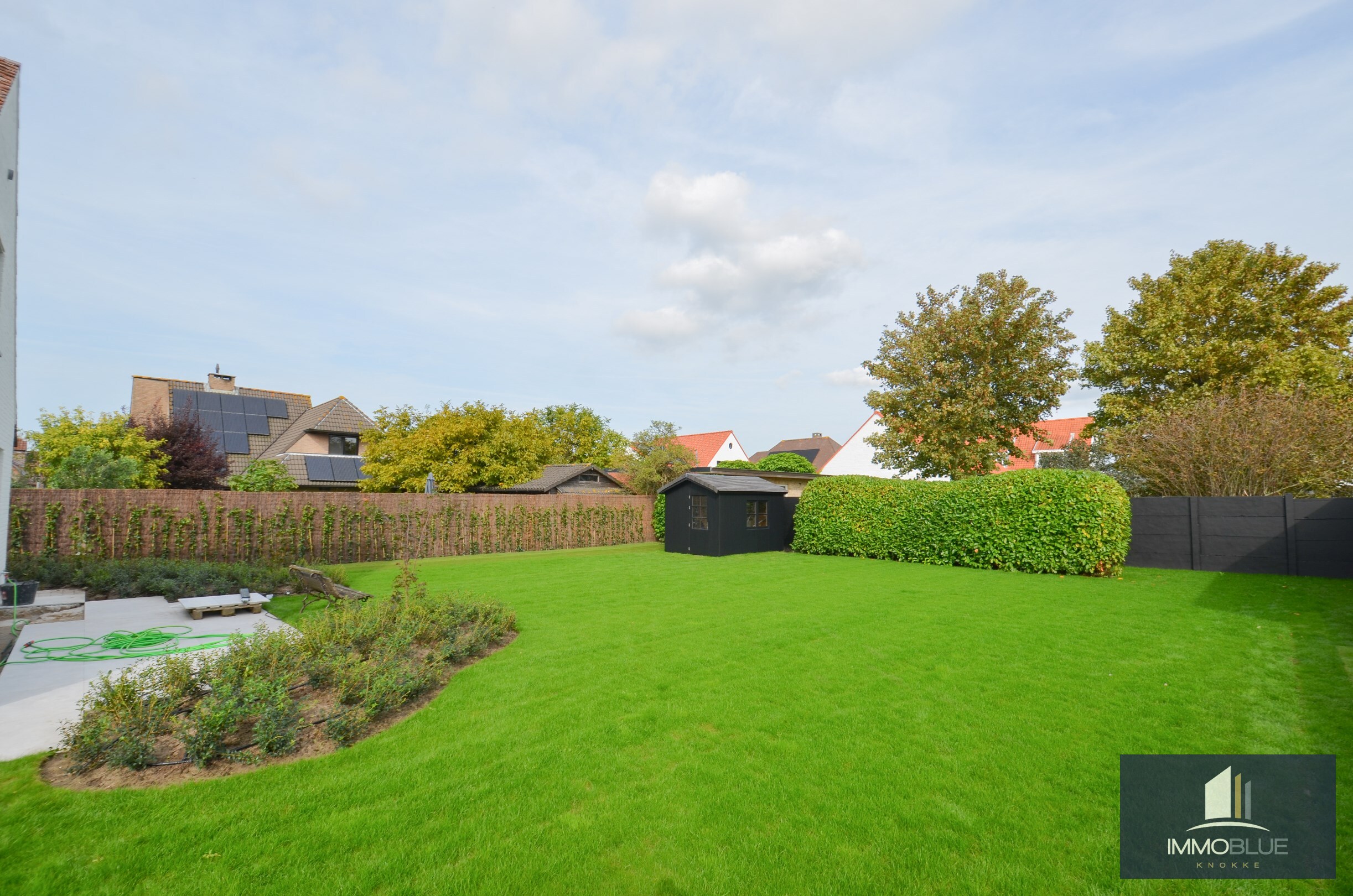 Luxueuse villa enti&#232;rement r&#233;nov&#233;e avec jardin ensoleill&#233; et piscine. 