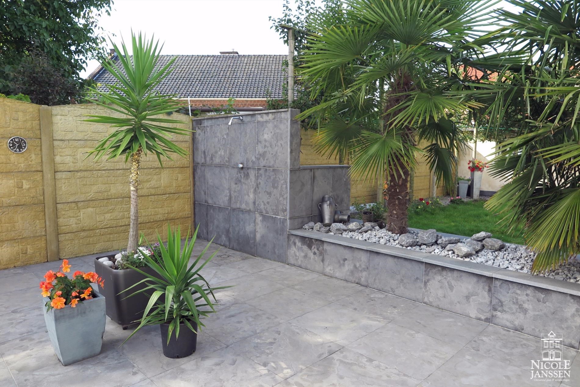 Praktisch split-level huis met mooi aangelegde tuin, zwembad en inpandige garage 