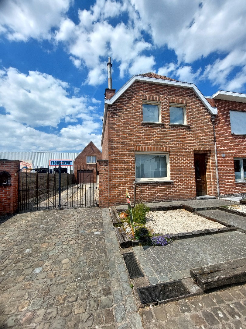 Halfopen bebouwing met ruime tuin en garage 