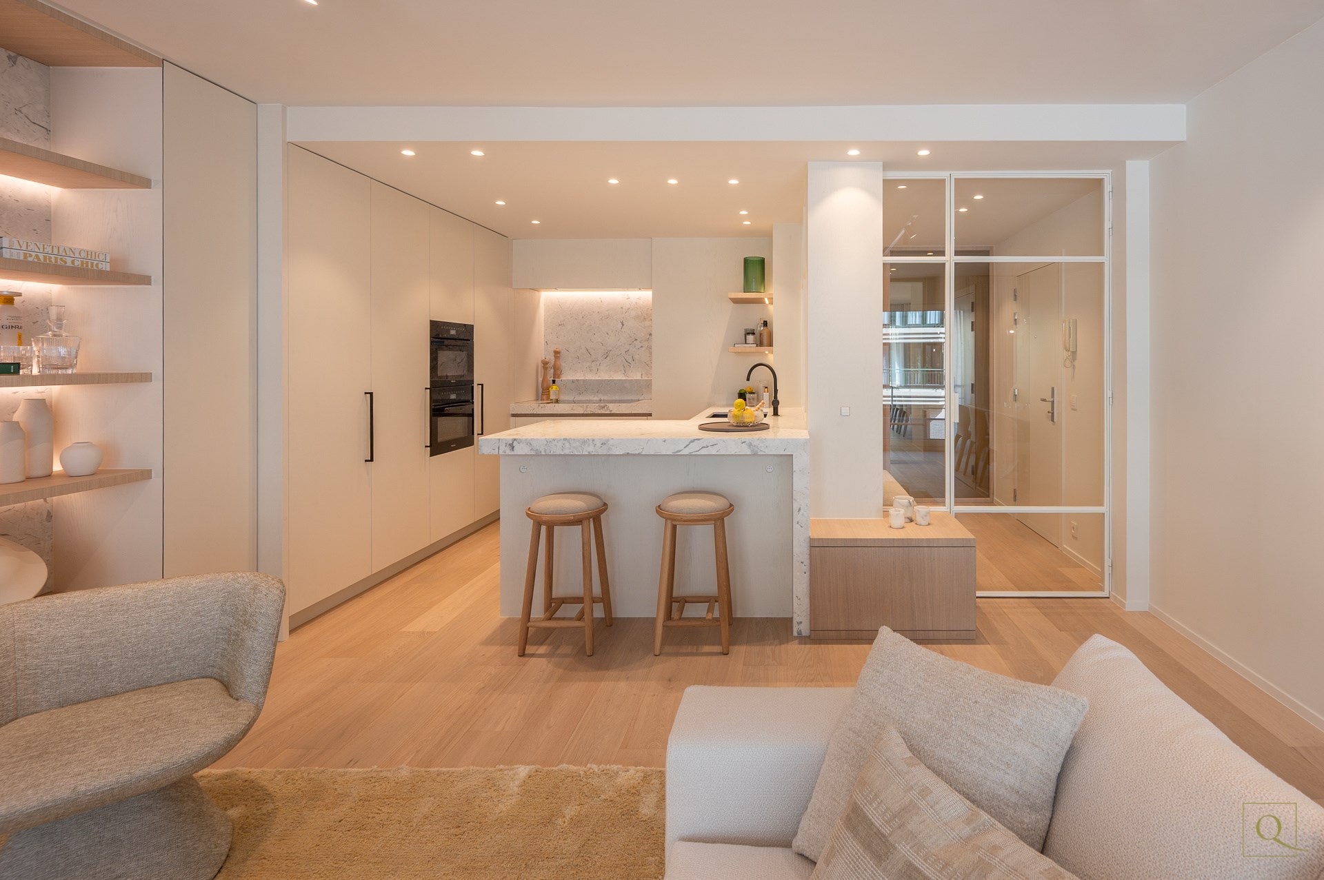 Appartement de luxe &#233;l&#233;gamment r&#233;nov&#233; avec deux terrasses ensoleill&#233;es &#224; proximit&#233; de la plage et des commerces. 