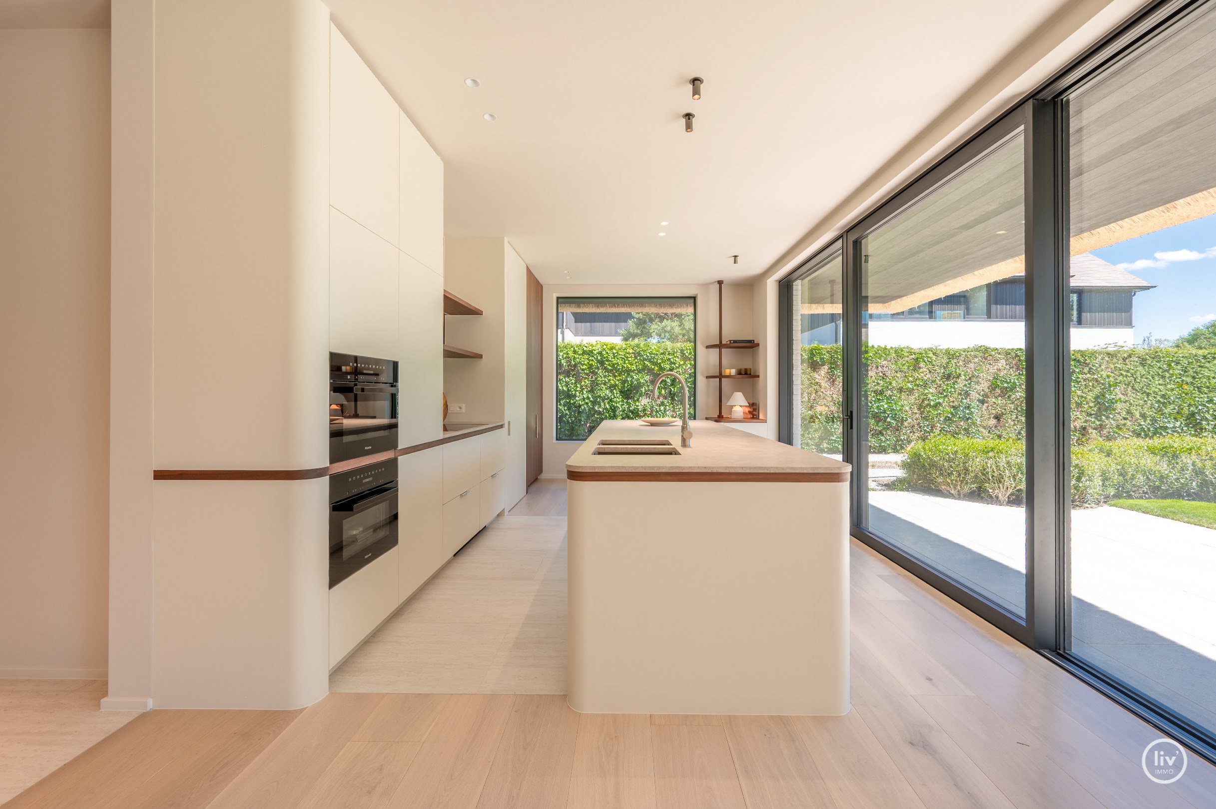 Journ&#233;e portes ouvertes samedi 4/07 de 14h &#224; 16h. Villa neuve exclusive avec piscine et jardin orient&#233; sud sur un grand terrain de 1.071m2. 