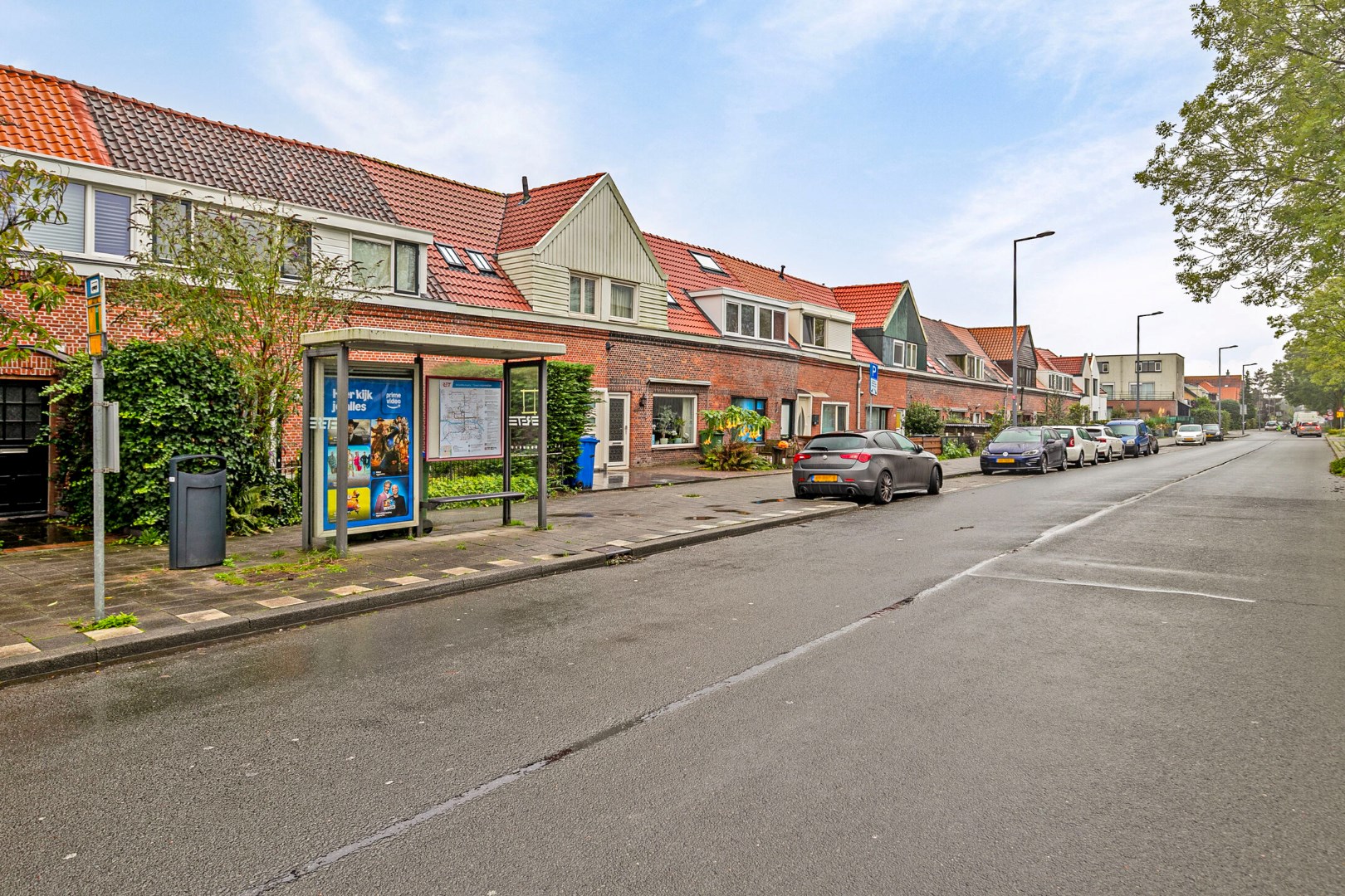 Handige starter of klusser opgelet! Karakteristieke 4-kamer woning met 2 ruime slaapkamers, ruime badkamer en diepe tuin op eigen grond gelegen! 