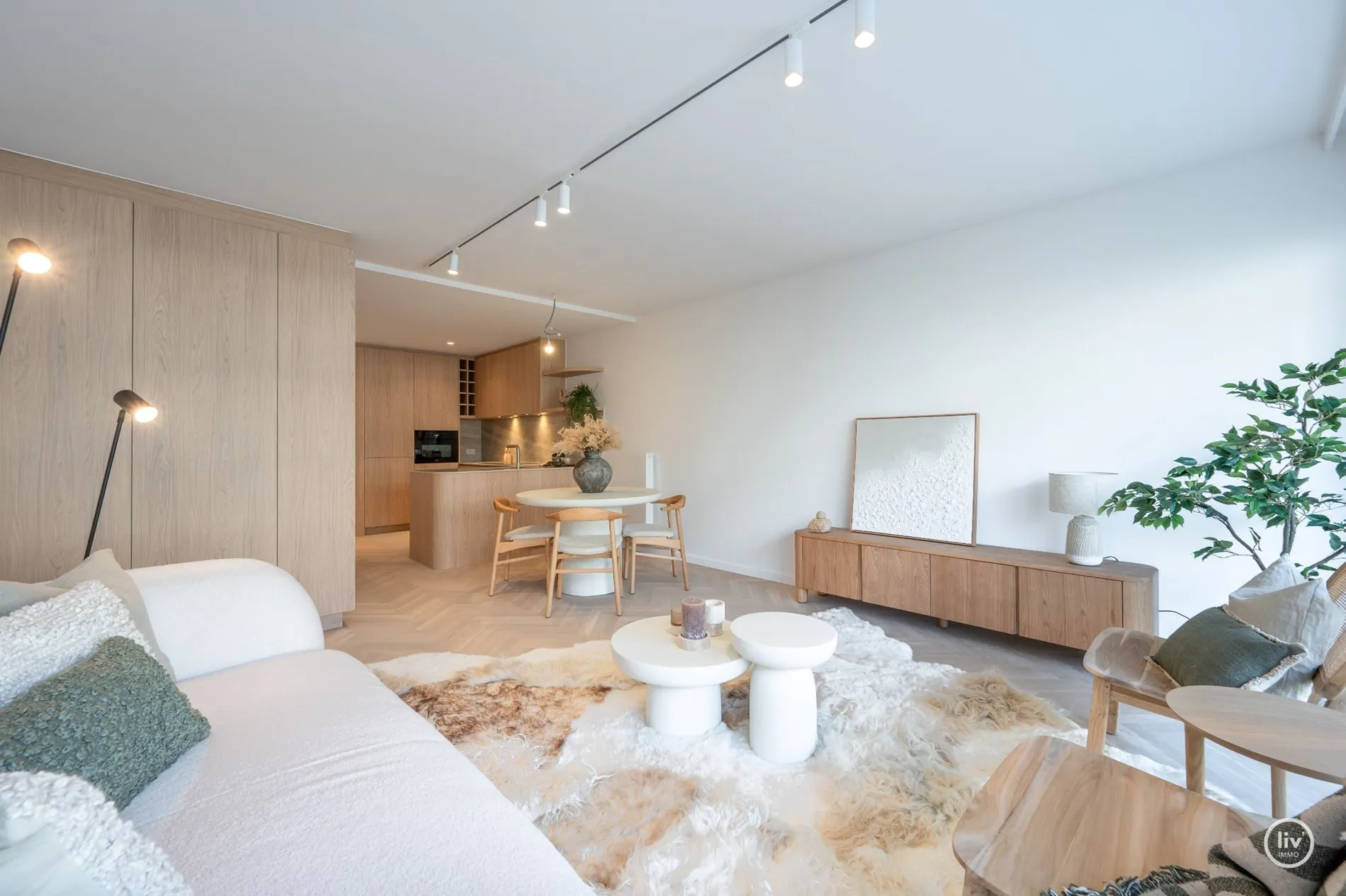 Opendeurdag Zaterdag 26/10 tussen 11 en 13u (August Dansestraat 12): :Magnifiek gerenoveerd appartement met aangenaam zonneterras centraal gelegen vlakbij de Lippenslaan te Knokke.