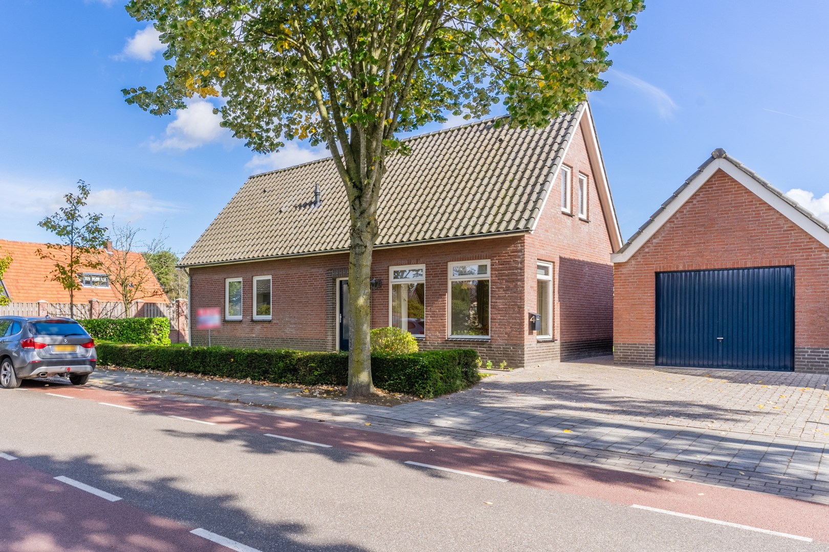 Vrijstaande woning met vrijstaande garage en tuin. Levensloopbestendig. Energielabel C. 