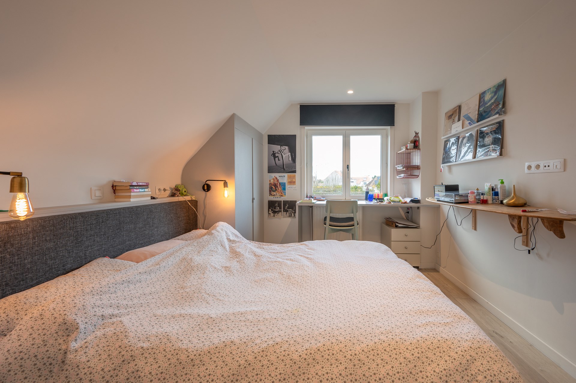Uitzonderlijke en gerenoveerde eigendom ( 5.510 m&#178; grond ) vlakbij het centrum van Knokke-Heist en toch genietend van een uitzonderlijk open zicht over de Knokse Polders. 