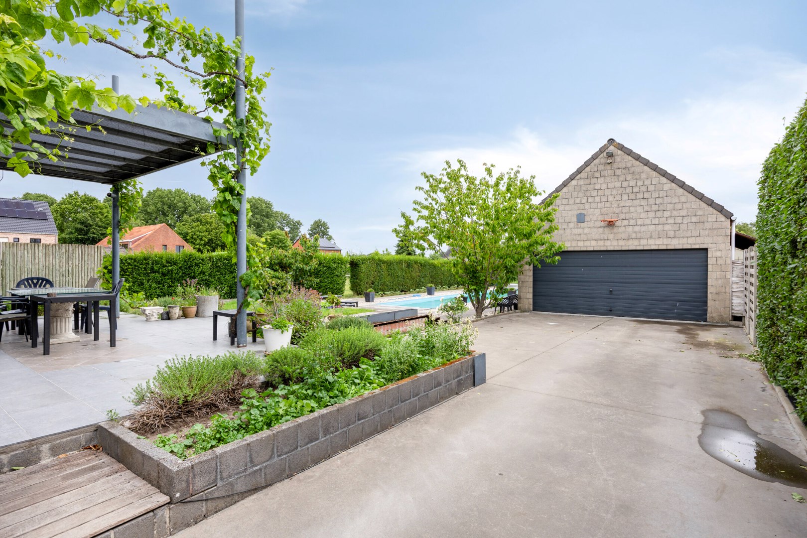 Villa met praktijkruimte op perceel van 1.817m&#178; te Geel 