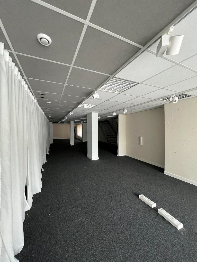 Ruim handelspand (+/- 400m&#178;) te huur gelegen op TOPLOCATIE in Geel! 