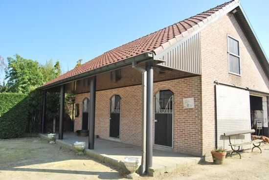 Villa met stalgebouw en weide op  ca, 1ha 