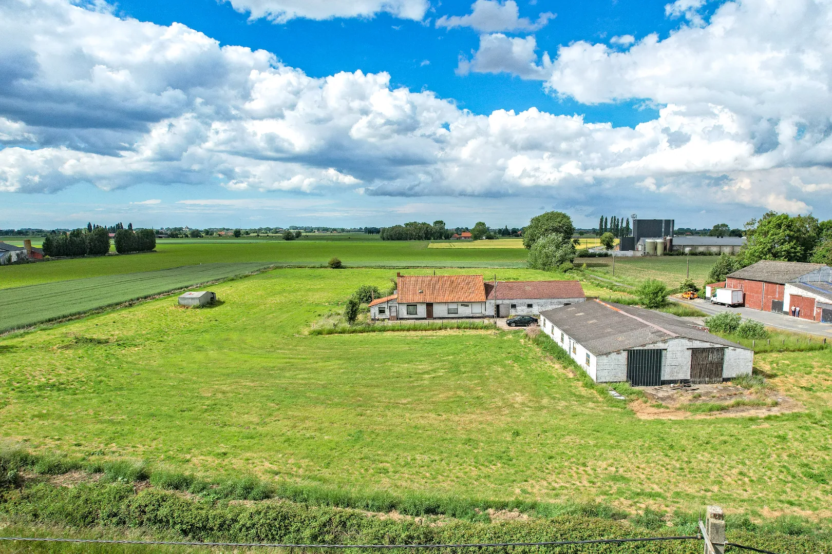 Hoeve met bijgebouwen op 14.431m² te Alveringem!