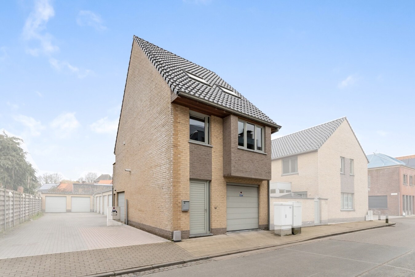 Recente bel etage woning met garage en bijkomende standplaats te Koekelare 