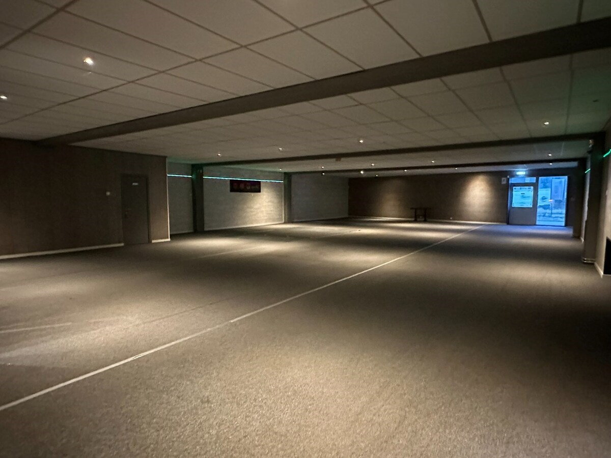 Handelspand 546 m&#178; met veel mogelijkheden en 8 parkeerplaatsen 