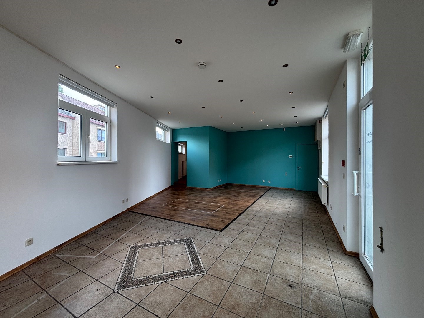 Handelsruimte met bovengelegen 2 slpk. appartement in centrum Beringen 