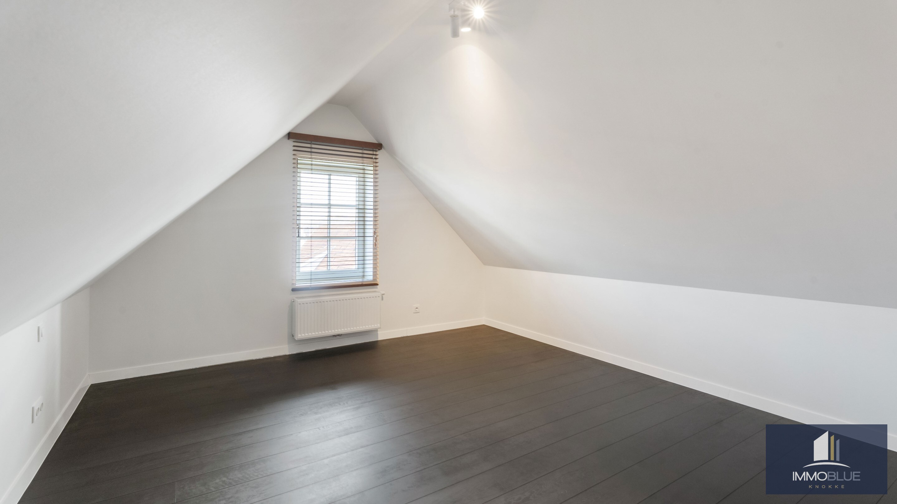 Exclusieve villa gelegen in een rustige, residenti&#235;le wijk . 