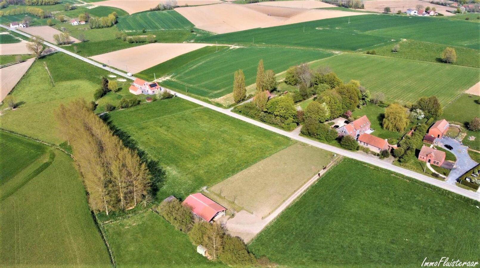 Magnifique propri&#233;t&#233; avec grande habitation, &#233;curies, salle polyvalente, terrain &#224; b&#226;tir et prairies sur environ 1,67ha &#224; Ellezelles (Hainaut) 