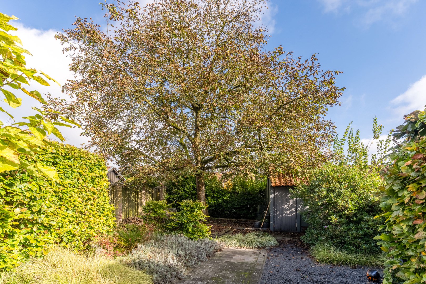 Smaakvol gemoderniseerde en uitgebouwde tweekapper met inpandige garage en diepe tuin. Energielabel C. 