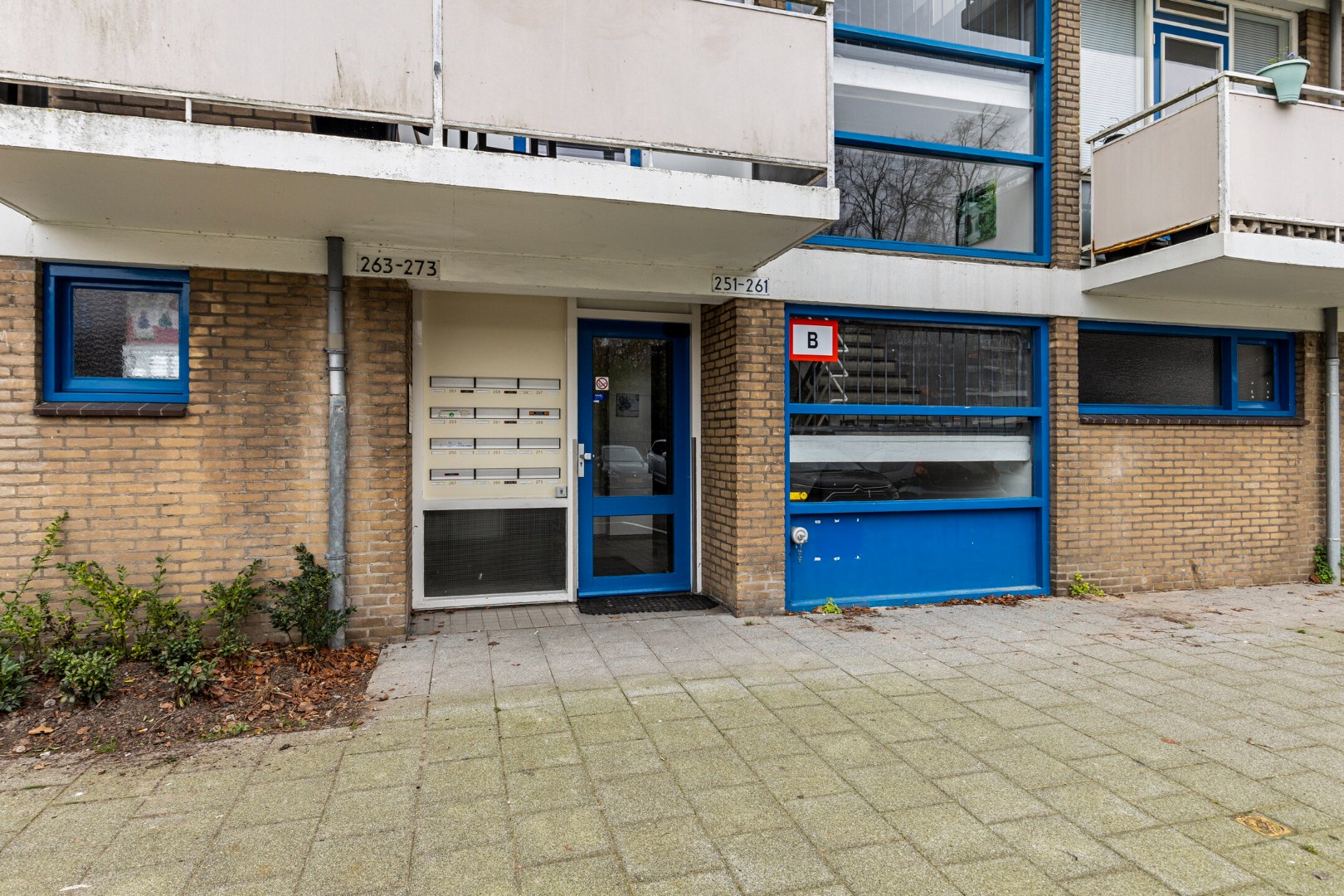 Keurig en zonder klussen te betrekken dit 3 (voorheen 4) kamer appartement op de 2e verdieping met fraaie keuken, moderne badkamer, 2 balkons, berging in de onderbouw en gelegen op eigen grond. 