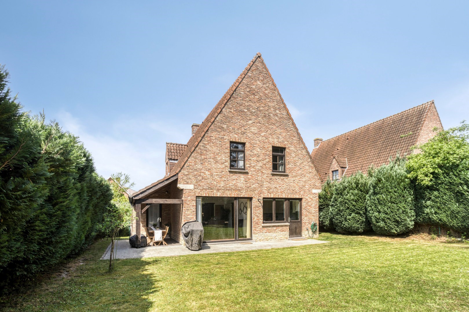 Rustig gelegen open bebouwing met 5 slaapkamers, 3 badkamers, dubbele garage en zonnige tuin in Tervuren – EPC 201 kWh/m&#178; – bewoonbare oppervlakte 339 m&#178; 