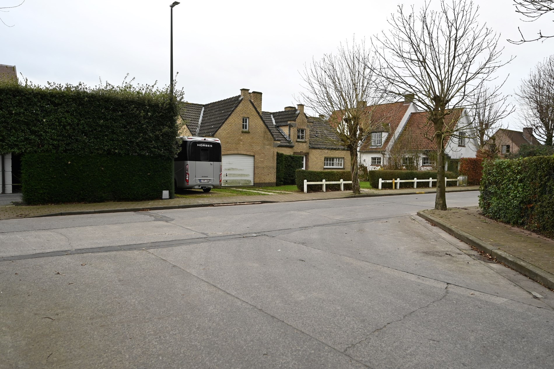 Villa paisiblement situ&#233;e sur un magnifique terrain de 937 m&#178; dans un quartier r&#233;sidentiel proche des routes d&#39;acc&#232;s et &#224; quelques minutes en voiture du centre de Knokke et du Zoute. 