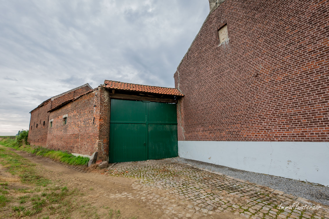 Te renoveren historische vierkantshoeve met woning, stallen, schuur en grond op ca. 30a te Tienen (Hakendover; Vlaams-Brabant) 