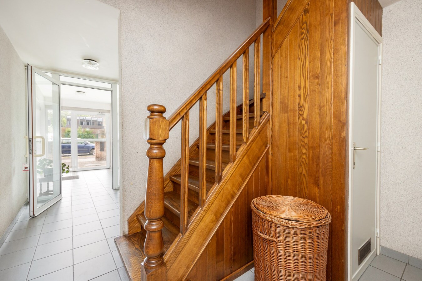 Opbrengsteigendom met 5 appartementen en 3 garages 