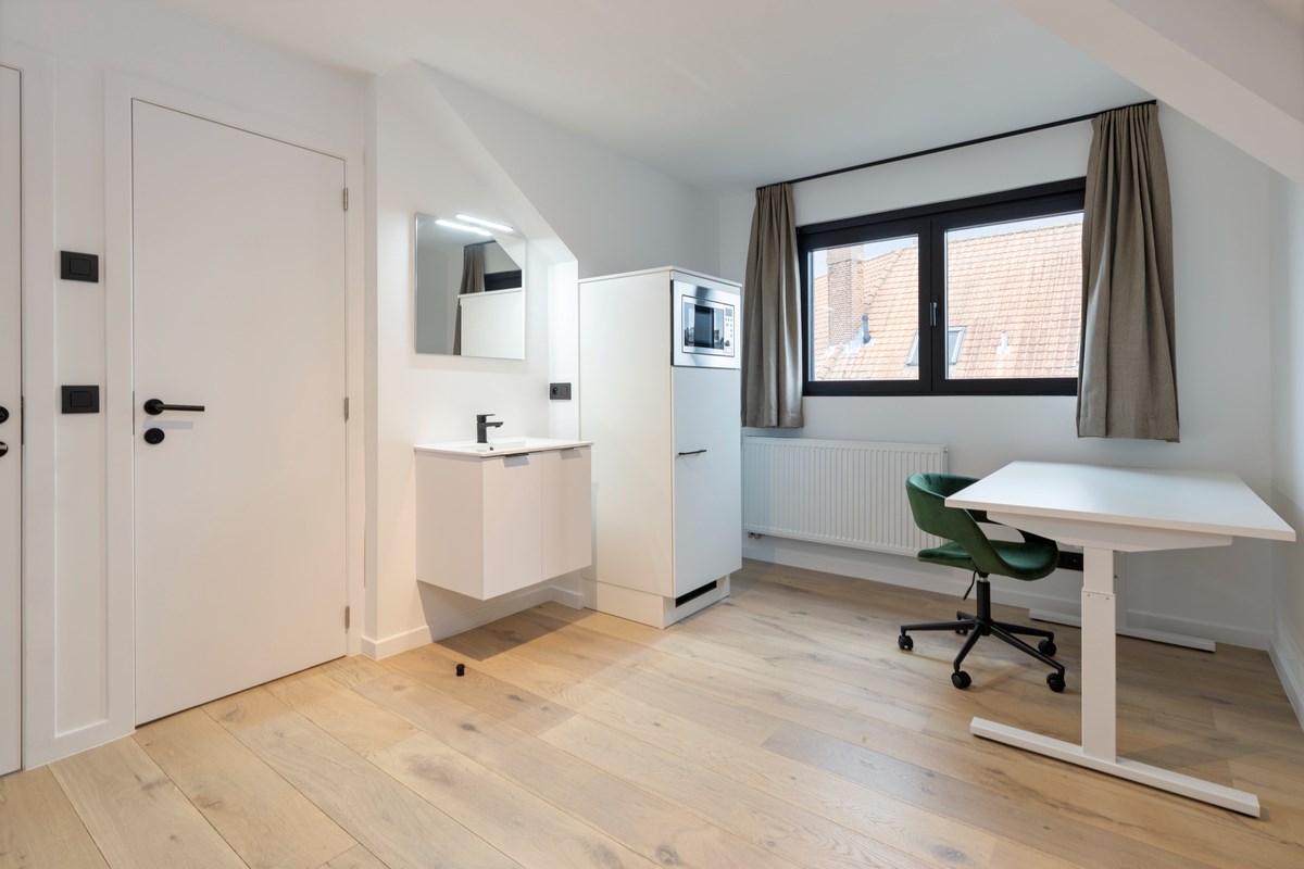 Volledig gerenoveerde en gemeubelde kamer met priv&#233;-sanitair in een kleinschalige residentie! Laatste units beschikbaar! 