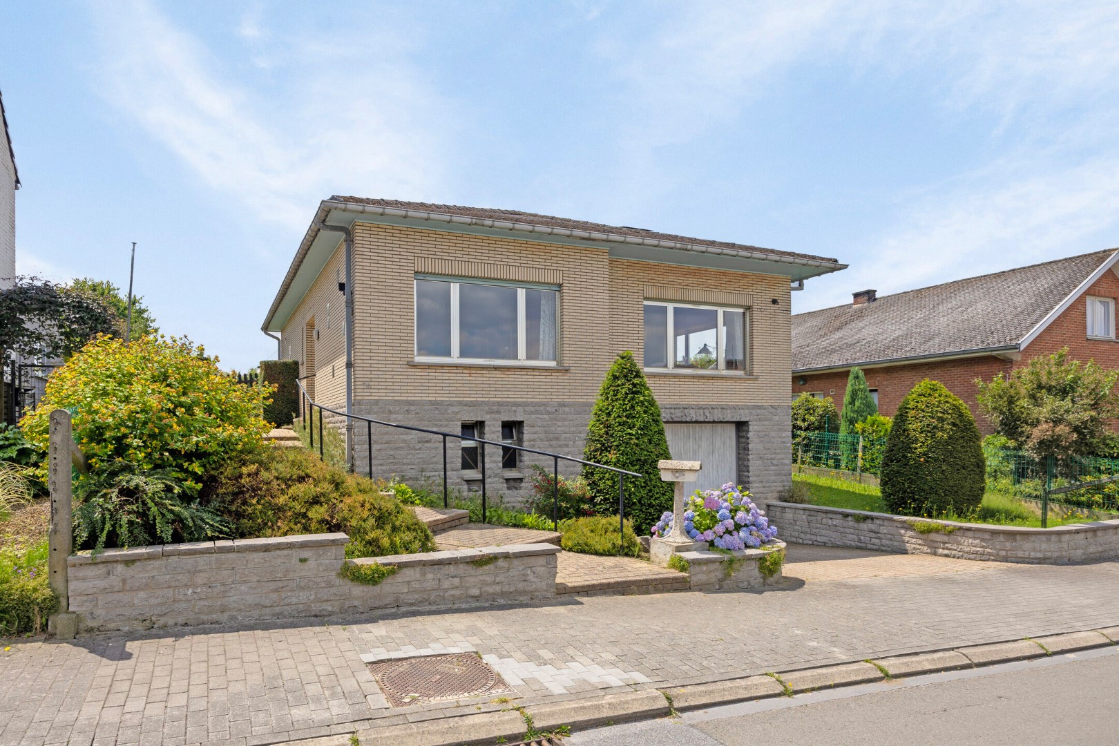 Bungalow &#224; r&#233;nover avec 2 &#224; 3 chambres, garage spacieux et jardin orient&#233; sud-ouest 