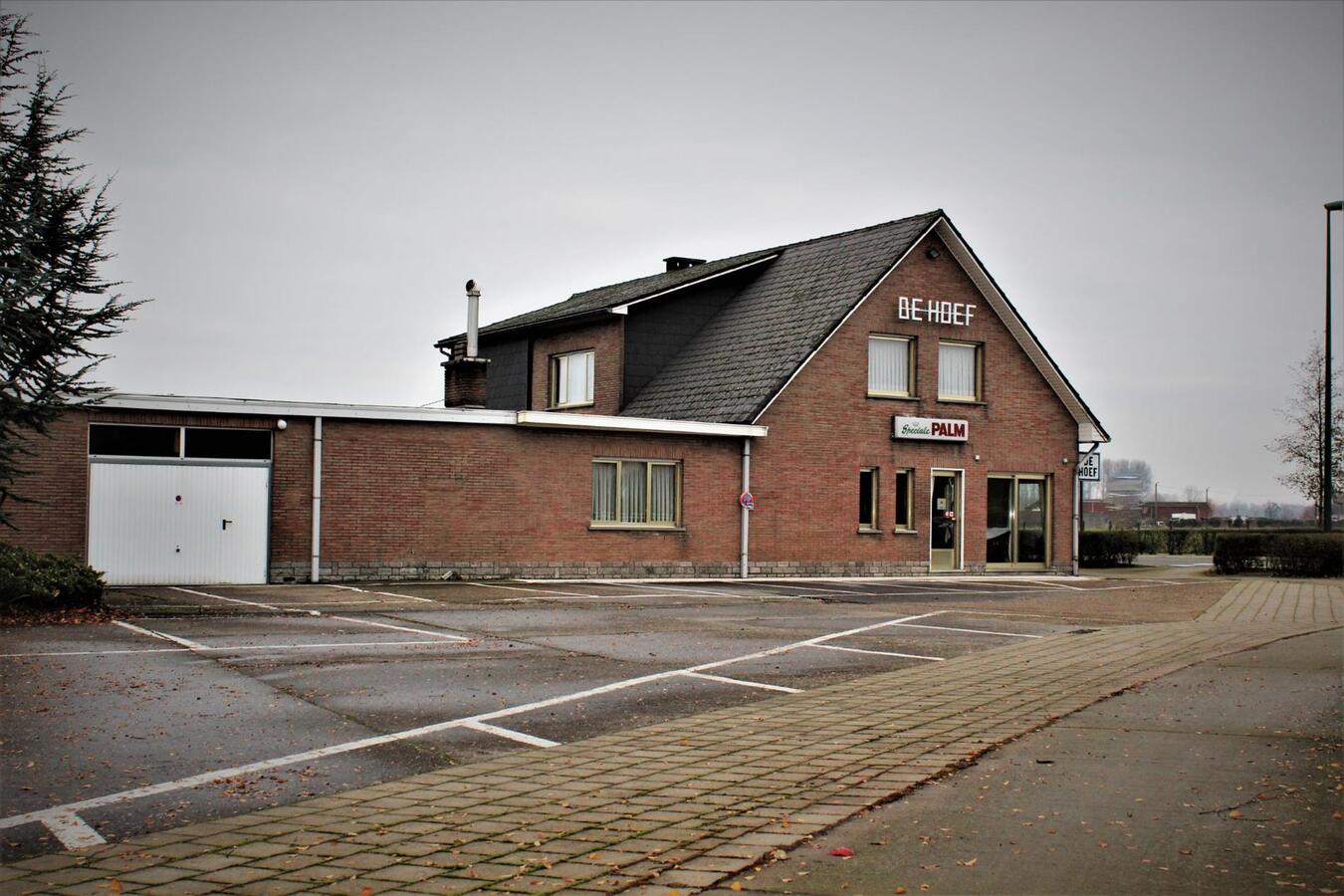 Woning (5 slaapkamers) met vergunde horecazaak (caf&#233;), studio, recreatieterrein en weides op ca. 1.5ha te Kortenaken (Vlaams-Brabant) 