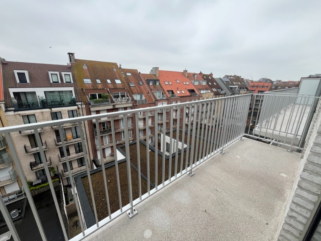 ONGEMEUBELD - Nieuwbouw appartement met 2 slaapkamers gelegen op de Lippenslaan te Knokke (integraal geschilderd). 