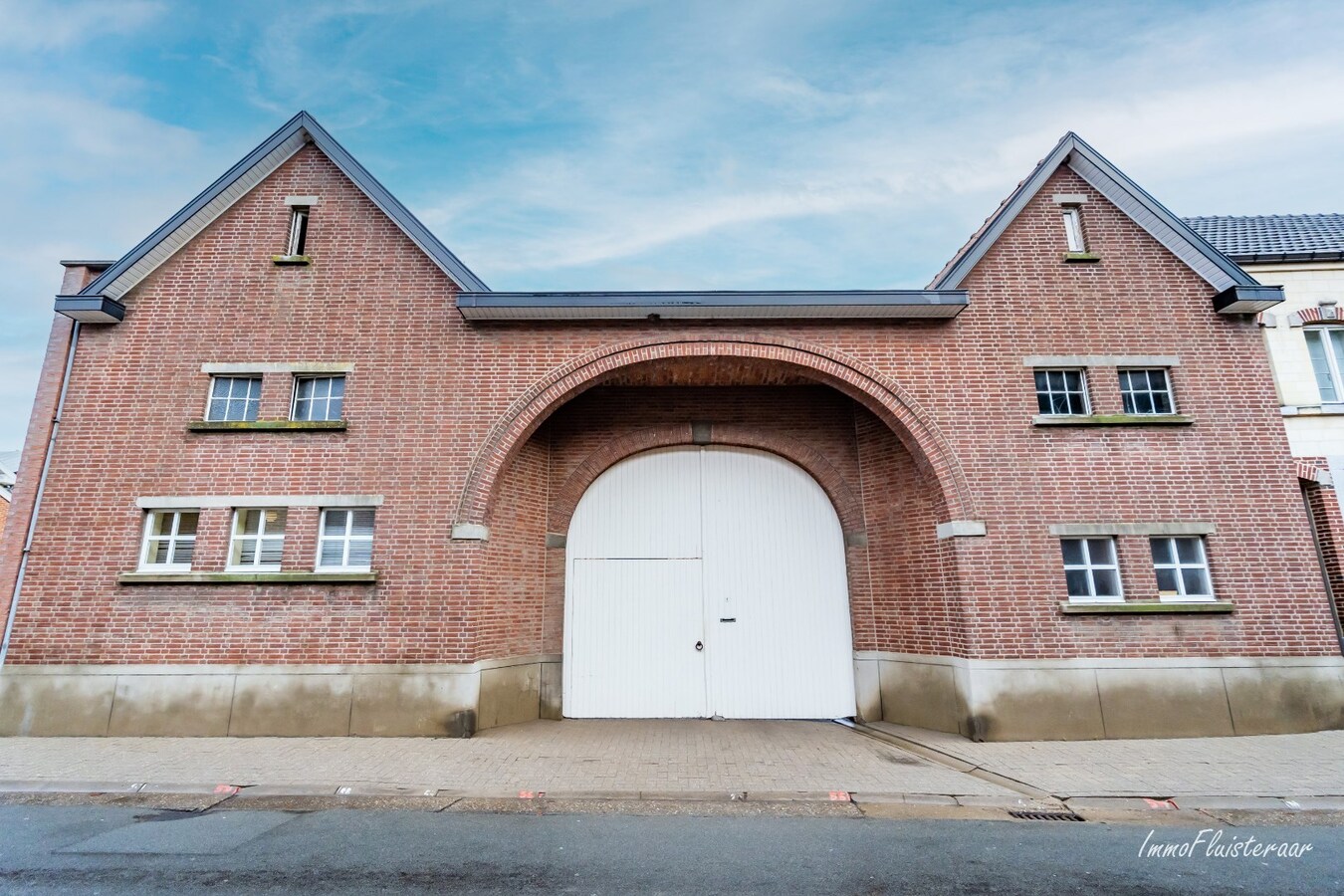 Unieke vierkantshoeve met stalgebouwen op 30a25 te Riemst 